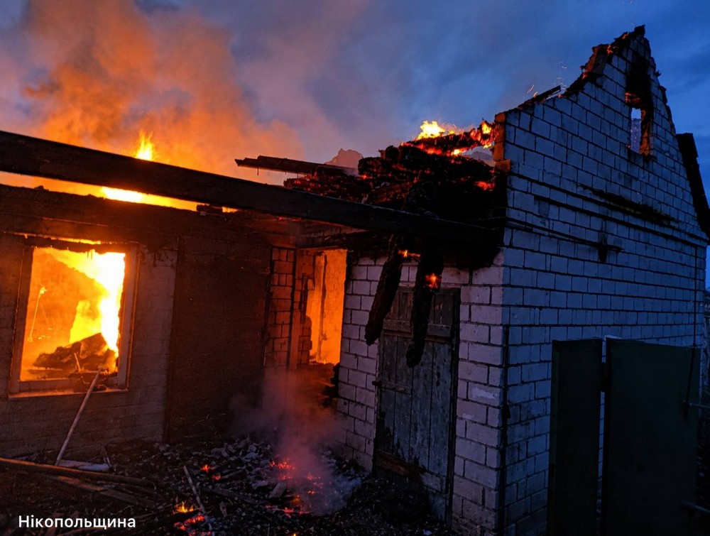 Вночі ворог атакував Нікопольщину безпілотниками: сталася пожежа (фото)