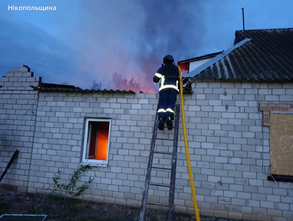 Вночі ворог атакував Нікопольщину безпілотниками: сталася пожежа (фото)