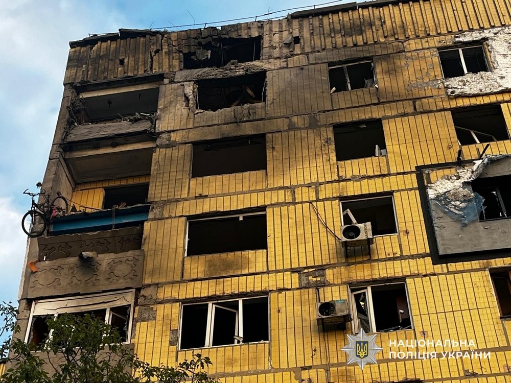 Розтрощені квартири, є поранені: ворог ударив по Павлограду вранці 12 травня (фото)