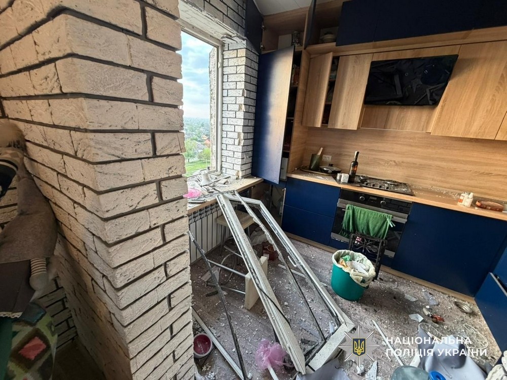 Розтрощені квартири, є поранені: ворог ударив по Павлограду вранці 12 травня (фото)