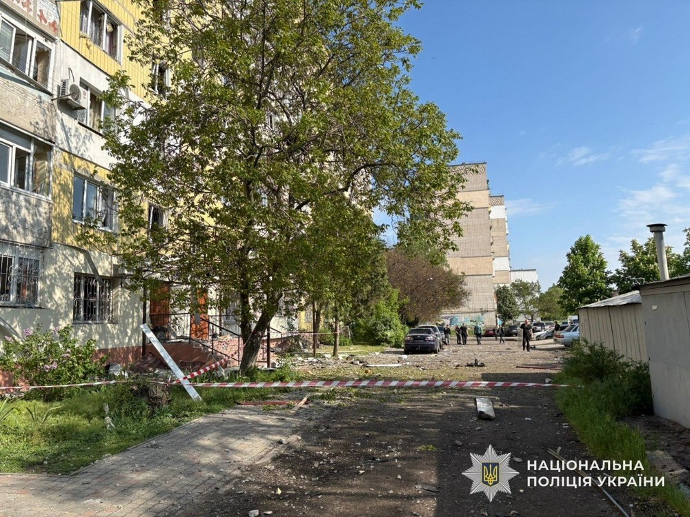 Розтрощені квартири, є поранені: ворог ударив по Павлограду вранці 12 травня (фото)