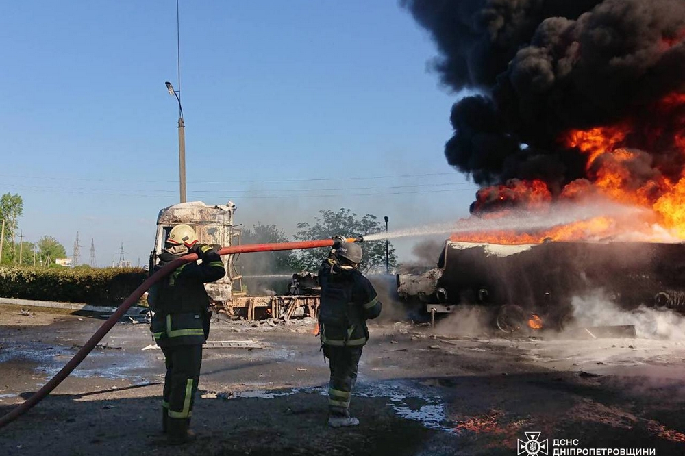 Спалахнули АЗС і бензовоз: ворог атакував критичну інфраструктуру Дніпропетровщини (фото)