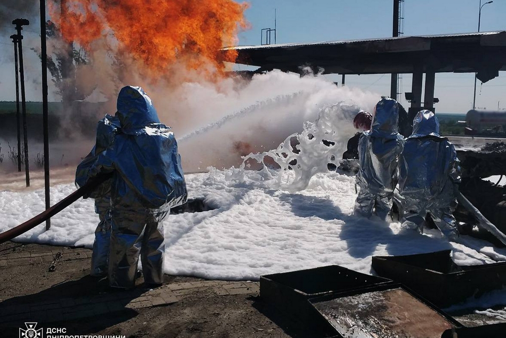 Спалахнули АЗС і бензовоз: ворог атакував критичну інфраструктуру Дніпропетровщини (фото)