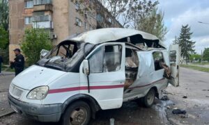 У Марганці ворог вдарив по житловому кварталу: пошкоджено авто аварійної служби
