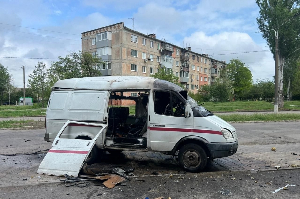 У Марганці ворог вдарив по житловому кварталу: пошкоджено авто аварійної служби