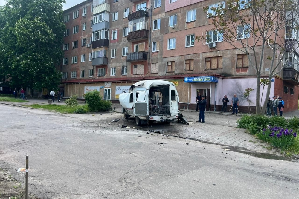 У Марганці ворог вдарив по житловому кварталу: пошкоджено авто аварійної служби