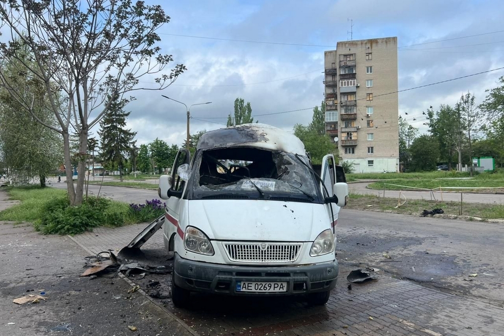 У Марганці ворог вдарив по житловому кварталу: пошкоджено авто аварійної служби