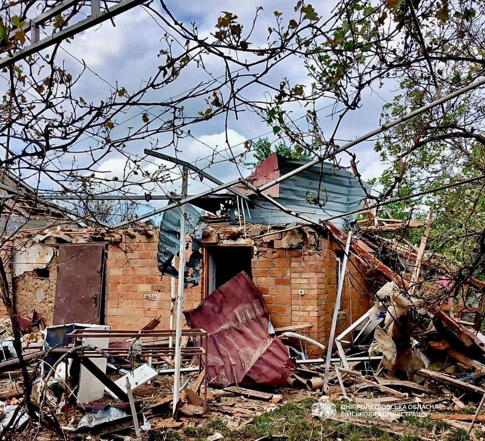 У Нікополі є поранені, побиті дві АЗС, стоянки, 19 автівок і адмінбудівля у районі, також під ударом ворога були Дніпровський, Криворізький і Синельниківський райони (фото)