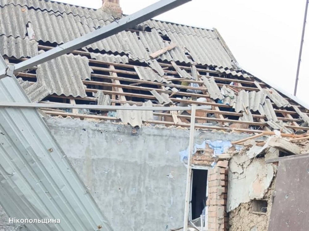 У Нікополі є поранені, побиті дві АЗС, стоянки, 19 автівок і адмінбудівля у районі, також під ударом ворога були Дніпровський, Криворізький і Синельниківський райони (фото)