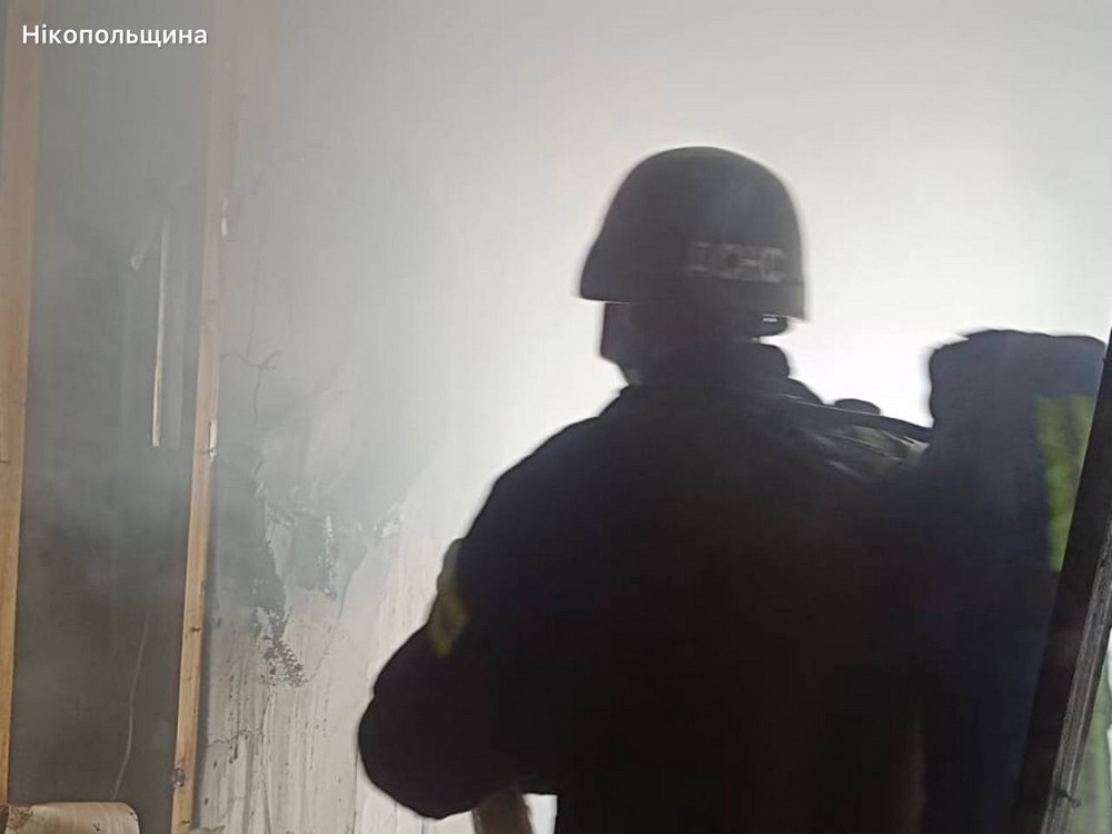 У Нікополі є поранені, побиті дві АЗС, стоянки, 19 автівок і адмінбудівля у районі, також під ударом ворога були Дніпровський, Криворізький і Синельниківський райони (фото)