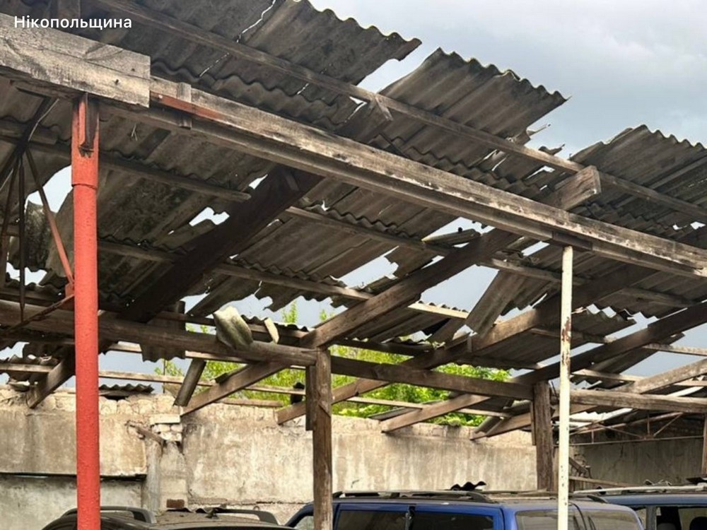 У Нікополі є поранені, побиті дві АЗС, стоянки, 19 автівок і адмінбудівля у районі, також під ударом ворога були Дніпровський, Криворізький і Синельниківський райони (фото)