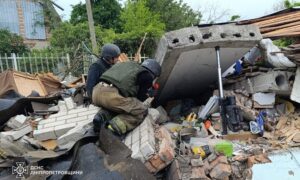 Тіла людей дістали з-під завалів будинку: смертельний обстріл Нікопольщини, атаки на Синельниківський, Криворізький і Кам’янський райони прокоментували у ДСНС (фото)