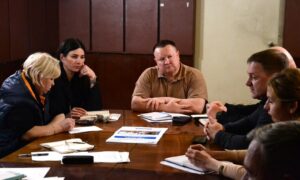 Евакуація у Нікополі: частина мешканців відмовляється залишати небезпечні території - влада обговорила шляхи вирішення проблеми
