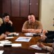 Евакуація у Нікополі: частина мешканців відмовляється залишати небезпечні території - влада обговорила шляхи вирішення проблеми