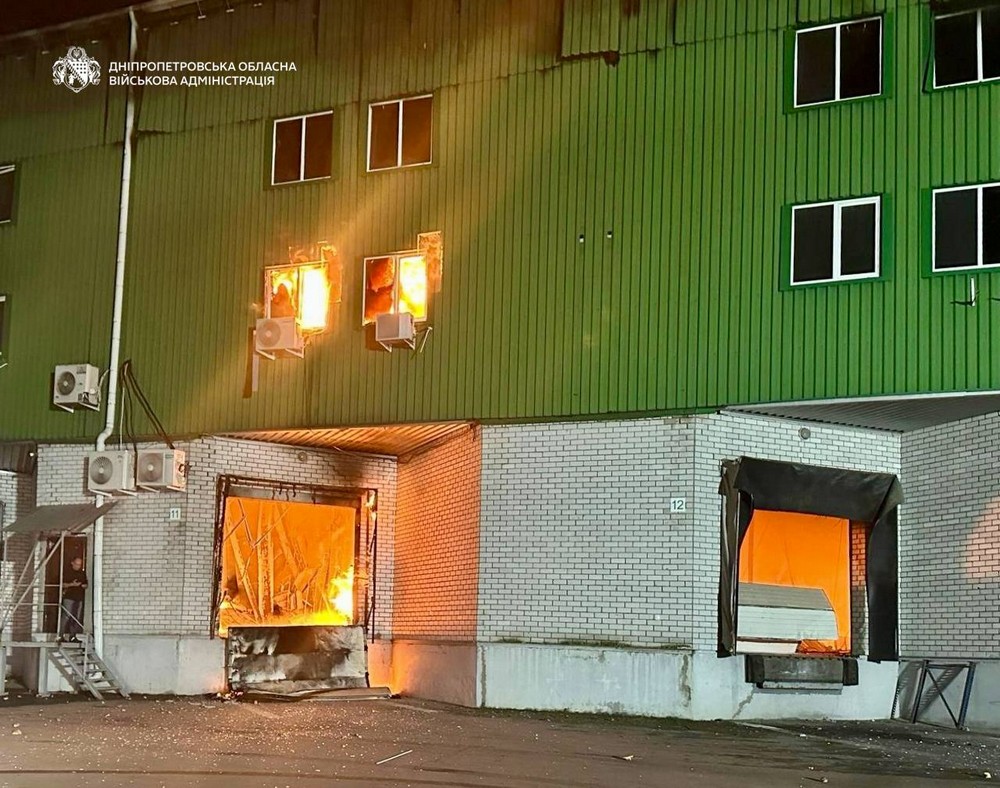 2 вбитих і 6 поранених, спалахнули склади з продуктами: Дніпро, Нікопольщина і Кам’янський район були під ударом ворога (фото)