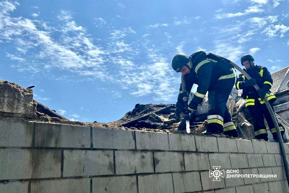 Смертельний обстріл Нікопольщини і удари по області: у ДСНС показали фото наслідків ворожих атак