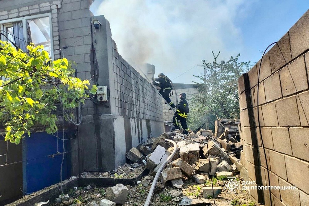 Смертельний обстріл Нікопольщини і удари по області: у ДСНС показали фото наслідків ворожих атак
