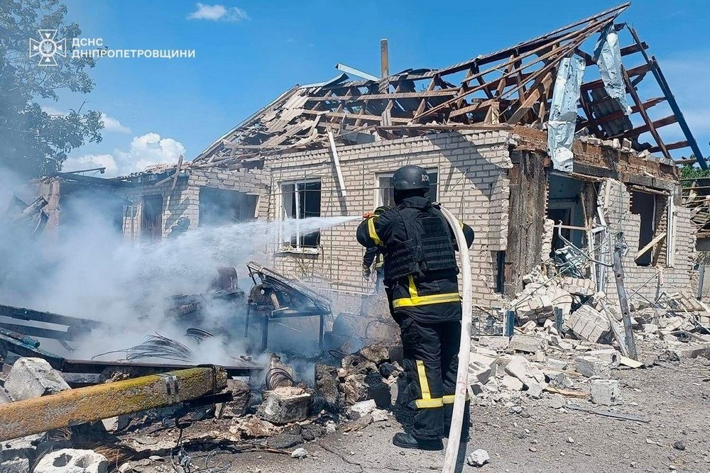Смертельний обстріл Нікопольщини і удари по області: у ДСНС показали фото наслідків ворожих атак
