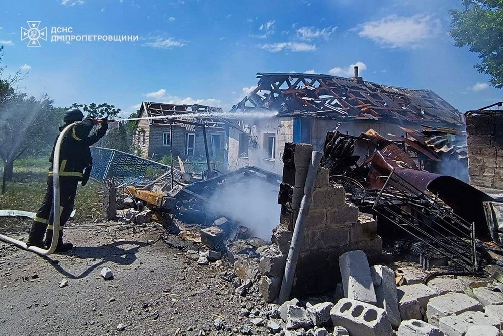 Смертельний обстріл Нікопольщини і удари по області: у ДСНС показали фото наслідків ворожих атак