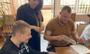Сила традицій і підтримки: у Дніпрі для Захисників провели арт-терапію до Дня вишиванки (фото)