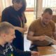Сила традицій і підтримки: у Дніпрі для Захисників провели арт-терапію до Дня вишиванки (фото)