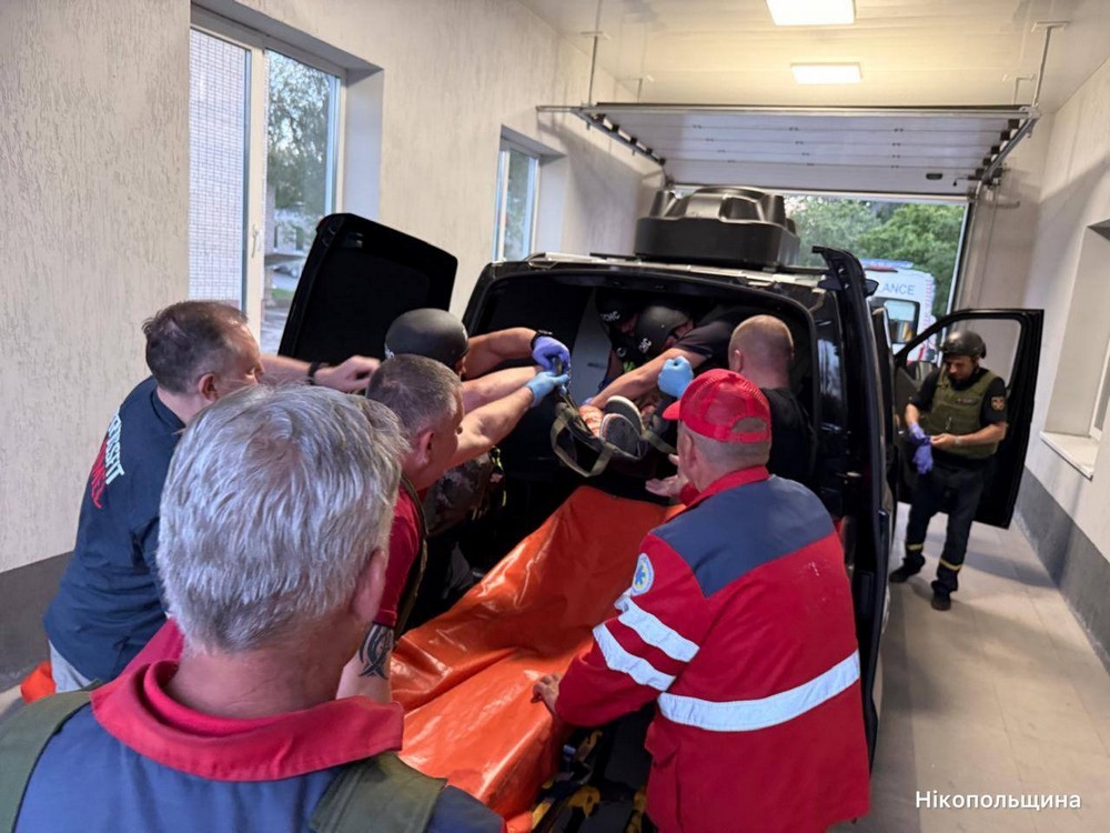 У Нікополі 7 поранених, серед них 2 маленьких дітей, також ворог обстріляв Марганець (фото) У Нікополі 7 поранених, серед них 2 маленьких дітей, також ворог обстріляв Марганець (фото)