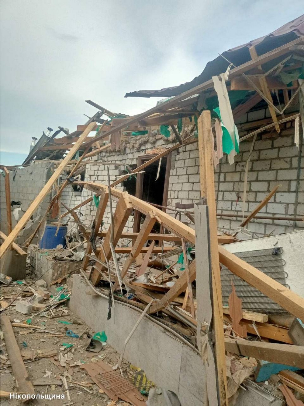 На Нікопольщині є поранений і руйнування, також під ударом ворога були Криворіжжя і Синельниківщина (фото)