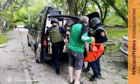 У Нікополі допомогли пораненому, горіли будинки і авто: ДСНС про наслідки обстрілів Дніпропетровщини (фото)