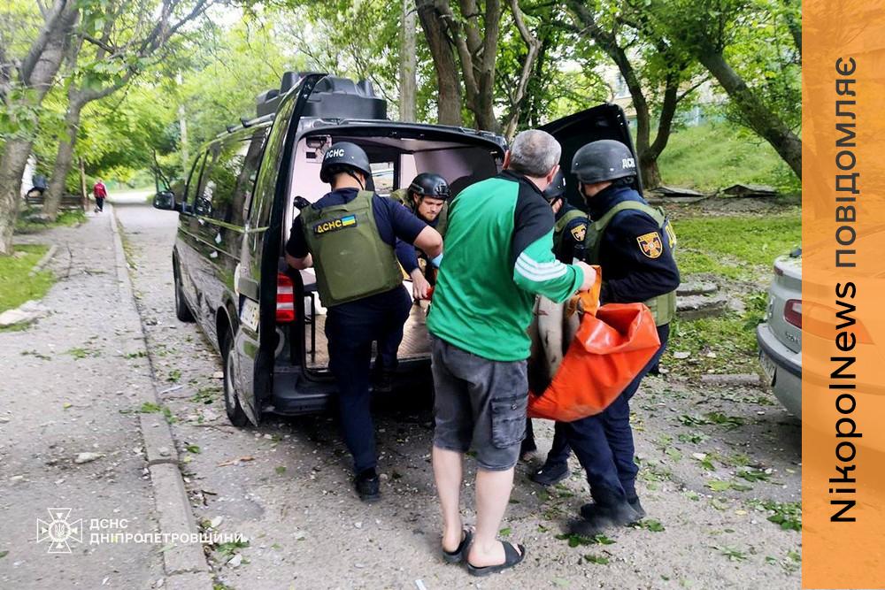 У Нікополі допомогли пораненому, горіли будинки і авто: ДСНС про наслідки обстрілів Дніпропетровщини (фото)