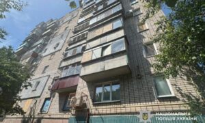 Ворог вдарив артилерією по багатоповерхівкам у Нікополі, обстріляв Синельникове: 4 поранених і багато руйнувань – поліція про наслідки обстрілів області за добу (фото)