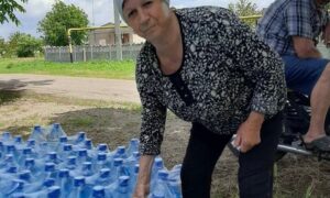 У Марганці мешканці отримали понад 2800 пляшок питної води від міжнародних партнерів