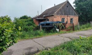 Повідомляють про ДТП у Марганці: авто перекинулося у приватному подвір’ї – соцмережі (фото)