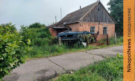 Повідомляють про ДТП у Марганці: авто перекинулося у приватному подвір’ї – соцмережі (фото)