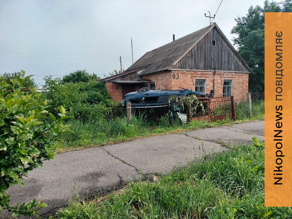 Повідомляють про ДТП у Марганці: авто перекинулося у приватному подвір’ї – соцмережі (фото)