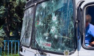Удар по автобусу у Нікополі і по навчальному закладу, 6 поранених і руйнування: подробиці про обстріли Нікопольщини і Криворіжжя розповіли у поліції (фото)