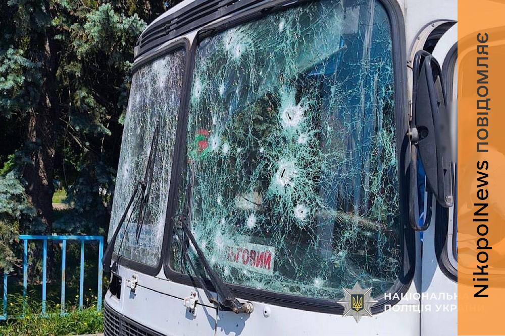 Удар по автобусу у Нікополі і по навчальному закладу, 6 поранених і руйнування: подробиці про обстріли Нікопольщини і Криворіжжя розповіли у поліції (фото)