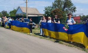 Проводжали живим коридором: Нікопольщина попрощалася з полеглим Захисником (відео)