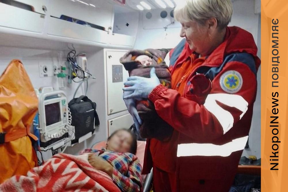 Унікальний випадок на Дніпропетровщині: парамедикиня приняла треті пологи у однієї мами
