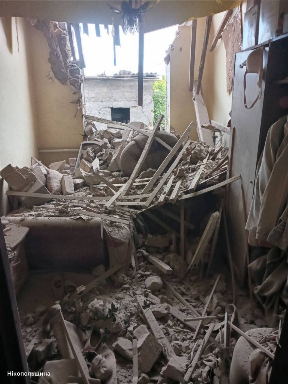 Ворог атакував Нікопольщину - пошкоджені приватні будинки, також під обстрілами були Павлоградський, Синельниківський і Дніпровський райони