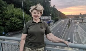 У перший день повномасштабного вторгнення 56-річна Олена Козоброд пішла у військкомат. На її привітання «Слава Україні!» пролунала тиша. Жінка вирішила долучитися до війська, щоб підтримати доньку….Нижче – історія вчительки музики з Покрова, яка стала на Захист України у найважчі для Батьківщини дні.