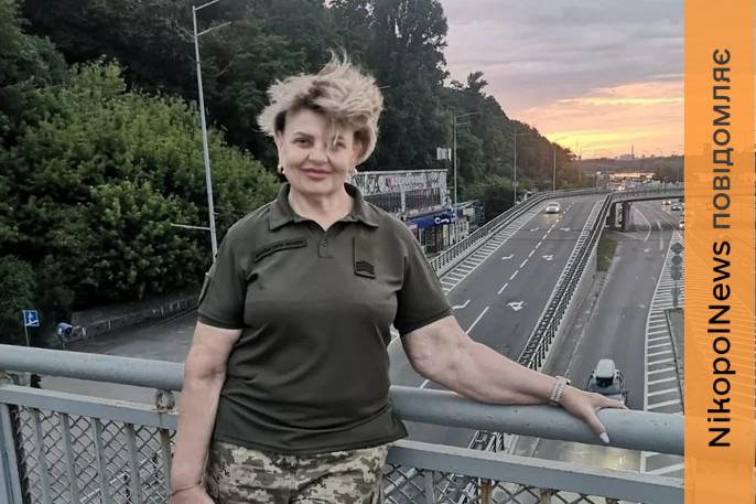 У перший день повномасштабного вторгнення 56-річна Олена Козоброд пішла у військкомат. На її привітання «Слава Україні!» пролунала тиша. Жінка вирішила долучитися до війська, щоб підтримати доньку….Нижче – історія вчительки музики з Покрова, яка стала на Захист України у найважчі для Батьківщини дні.