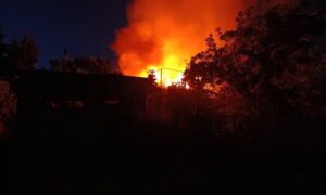 У Нікополі спалахнув будинок, одна людина вбита і 16 поранених в області, понівечені депо, ферма, підприємство – наслідки обстрілів Дніпропетровщини (фото)