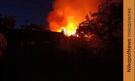 У Нікополі спалахнув будинок, одна людина вбита і 16 поранених в області, понівечені депо, ферма, підприємство – наслідки обстрілів Дніпропетровщини (фото)