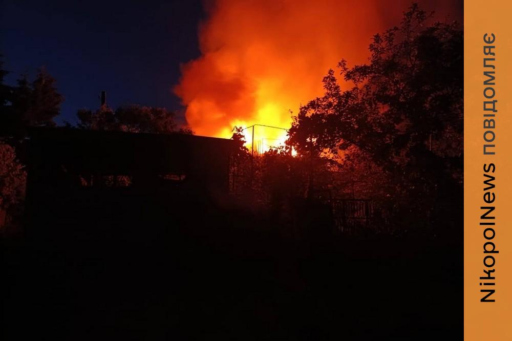 У Нікополі спалахнув будинок, одна людина вбита і 16 поранених в області, понівечені депо, ферма, підприємство – наслідки обстрілів Дніпропетровщини (фото)