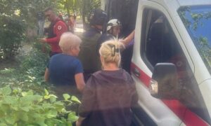 Рятували дитину і чоловіка: сьогодні у Нікополі волонтери допомагали постраждалим від обстрілу (фото)