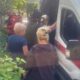 Рятували дитину і чоловіка: сьогодні у Нікополі волонтери допомагали постраждалим від обстрілу (фото)