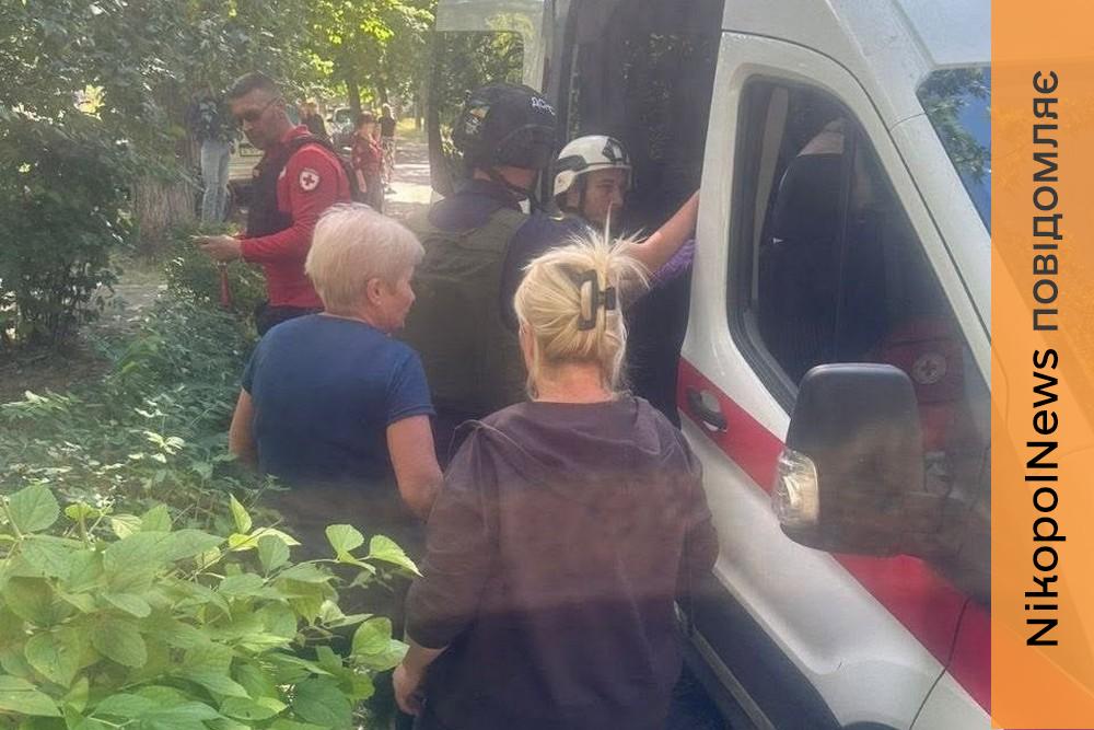 Рятували дитину і чоловіка: сьогодні у Нікополі волонтери допомагали постраждалим від обстрілу (фото)