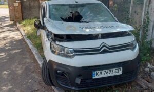 Ворог атакував Укрпошту у Нікополі сьогодні і вчора: поранено водія, знищено автівки
