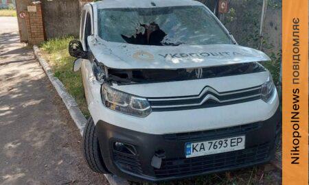 Ворог атакував Укрпошту у Нікополі сьогодні і вчора: поранено водія, знищено автівки