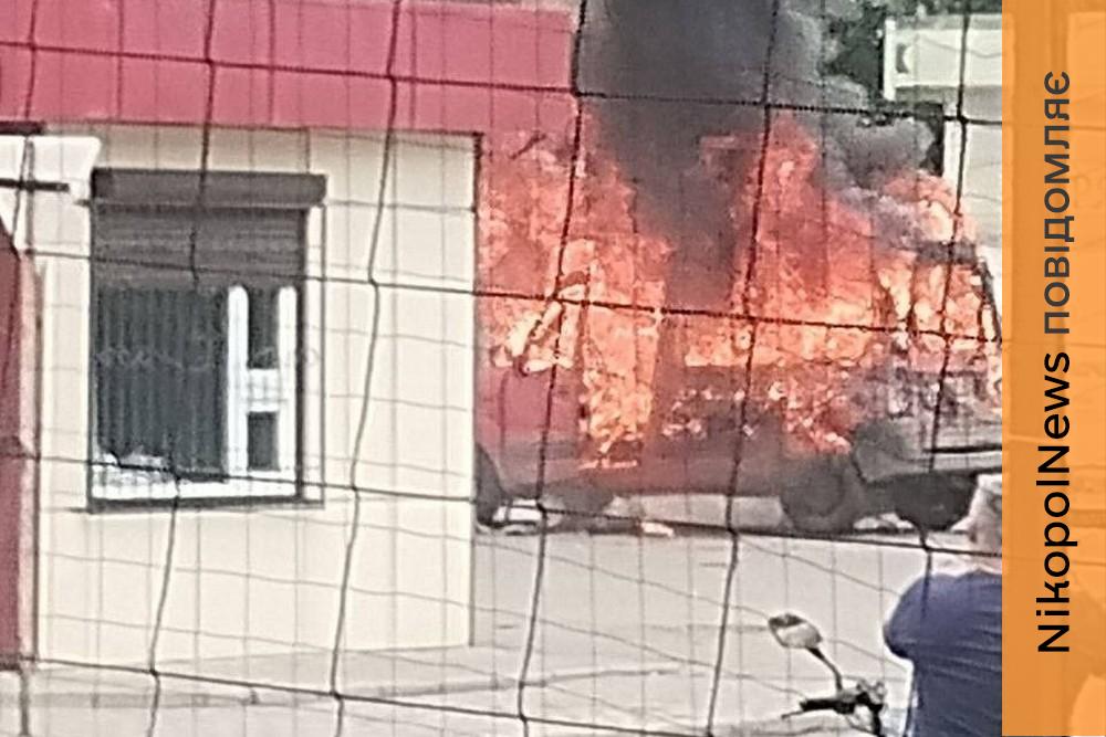 Дрон атакував авто у Марганці сьогодні, машина спалахнула  – ЗМІ (відео)